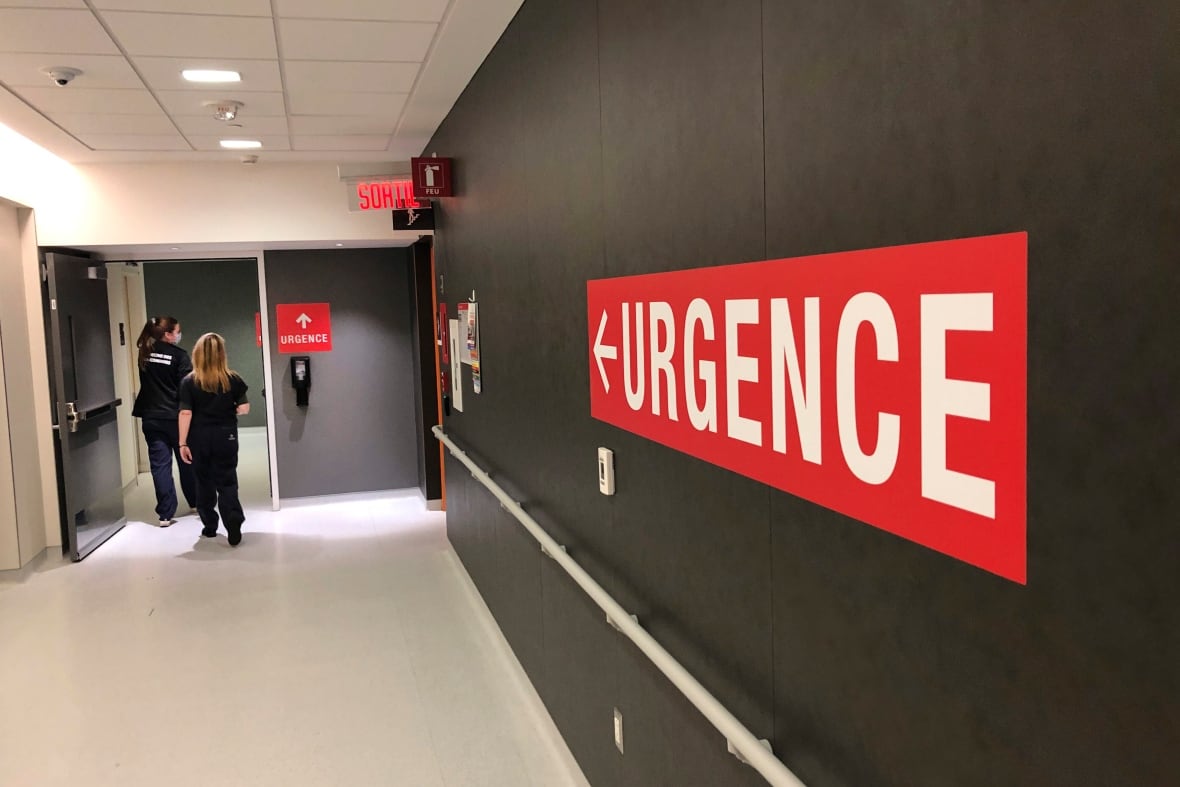 A sign that says emergency with an arrow 