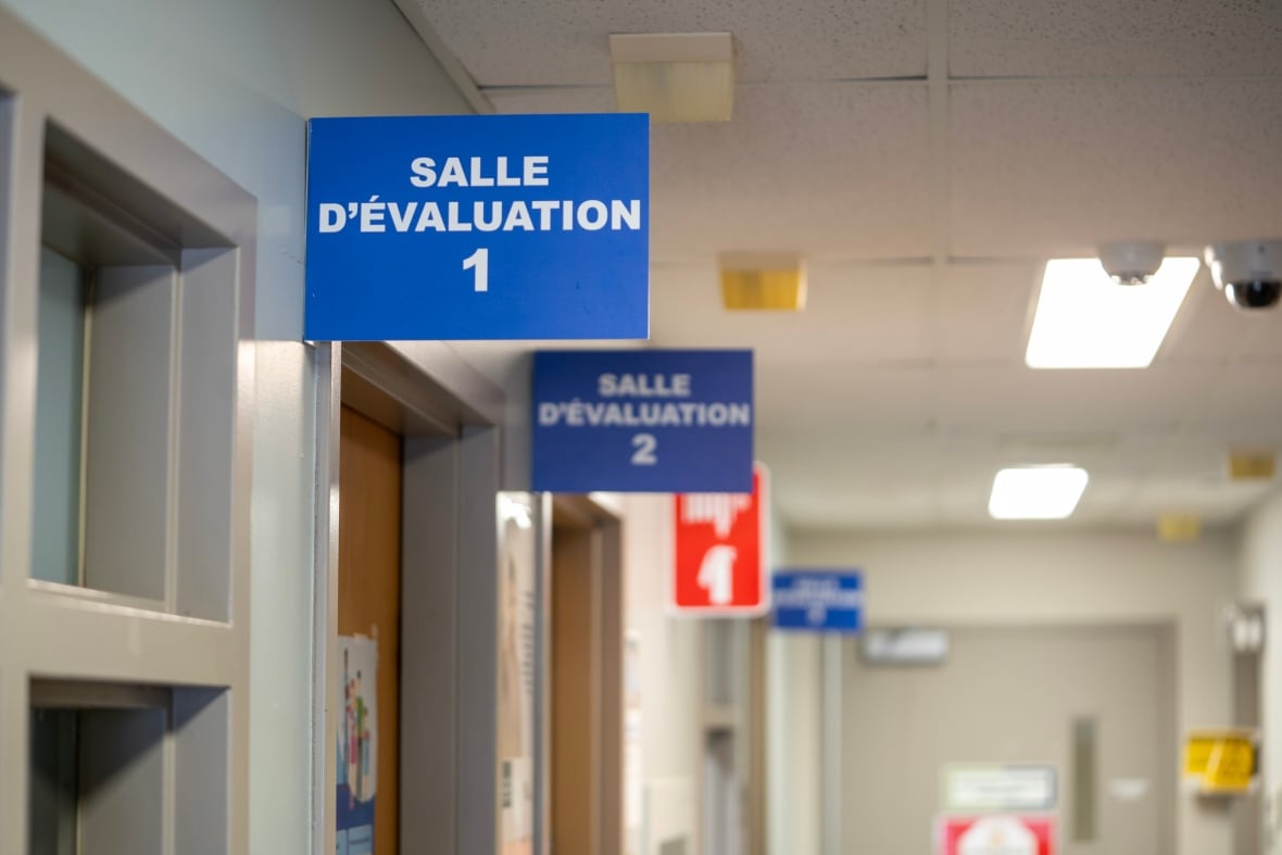 A sign in a hopsital that says evaluation room 