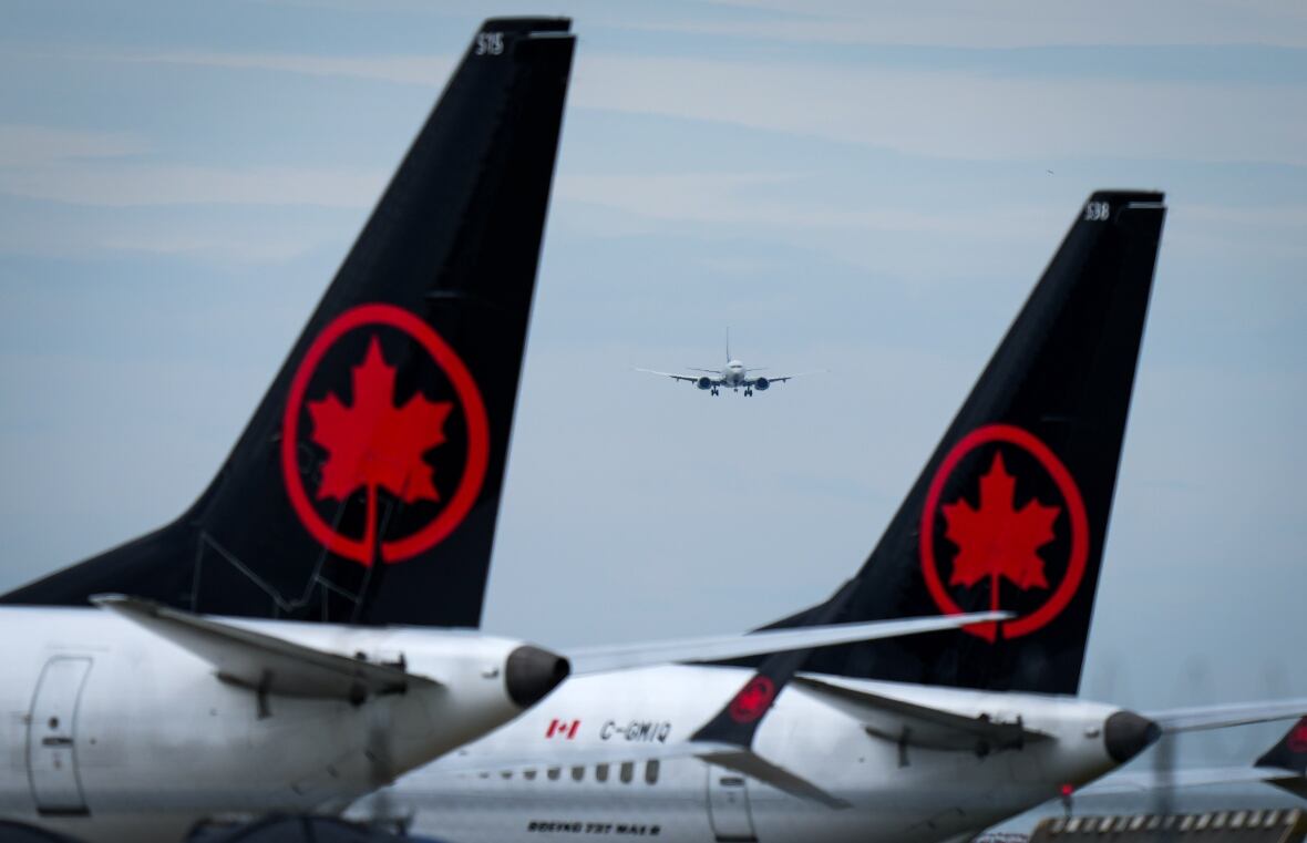 El vuelo de United Airlines desde Chicago se está preparando para aterrizar en Richmond el lunes de agosto de 2025, el avión de Air Canada se encuentra en el Aeropuerto Internacional de Vancouver.