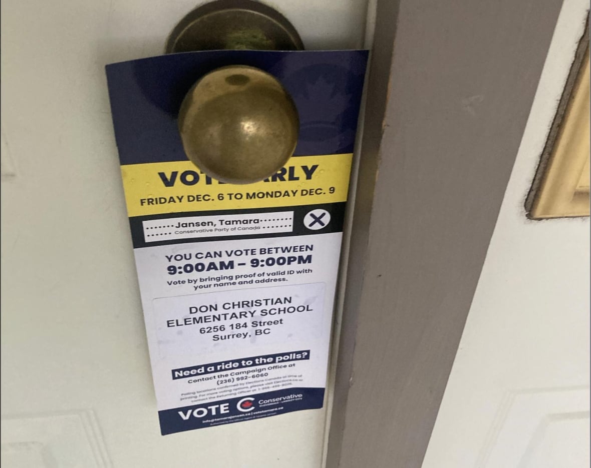 Les étudiants ont accroché des dépliants sur les poignées de porte pour encourager les gens à se rendre aux bureaux de vote par anticipation avant l'élection partielle fédérale de décembre 2024.