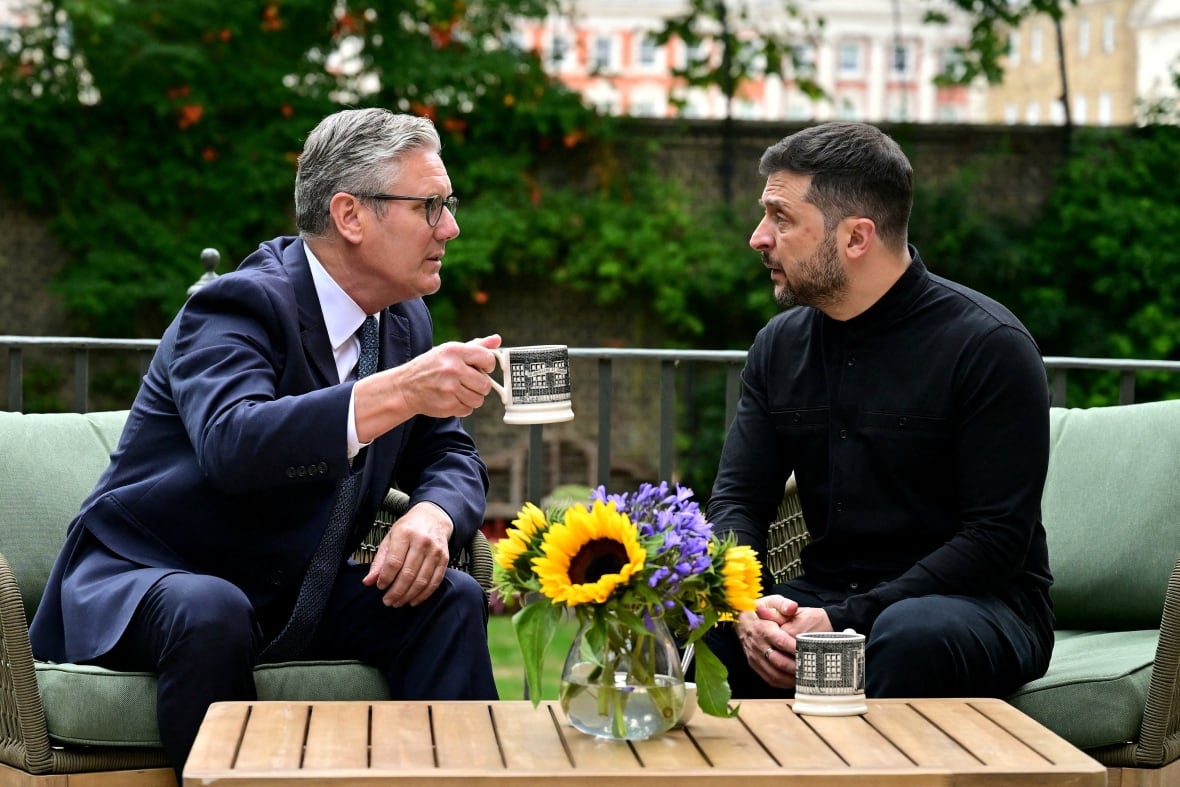British Prime Minister Kiir Starmer speaks with Ukraine President Volodimir Zelinski in the Garden of 10 Downing Street in central London, Britain, August 14, 2025. 