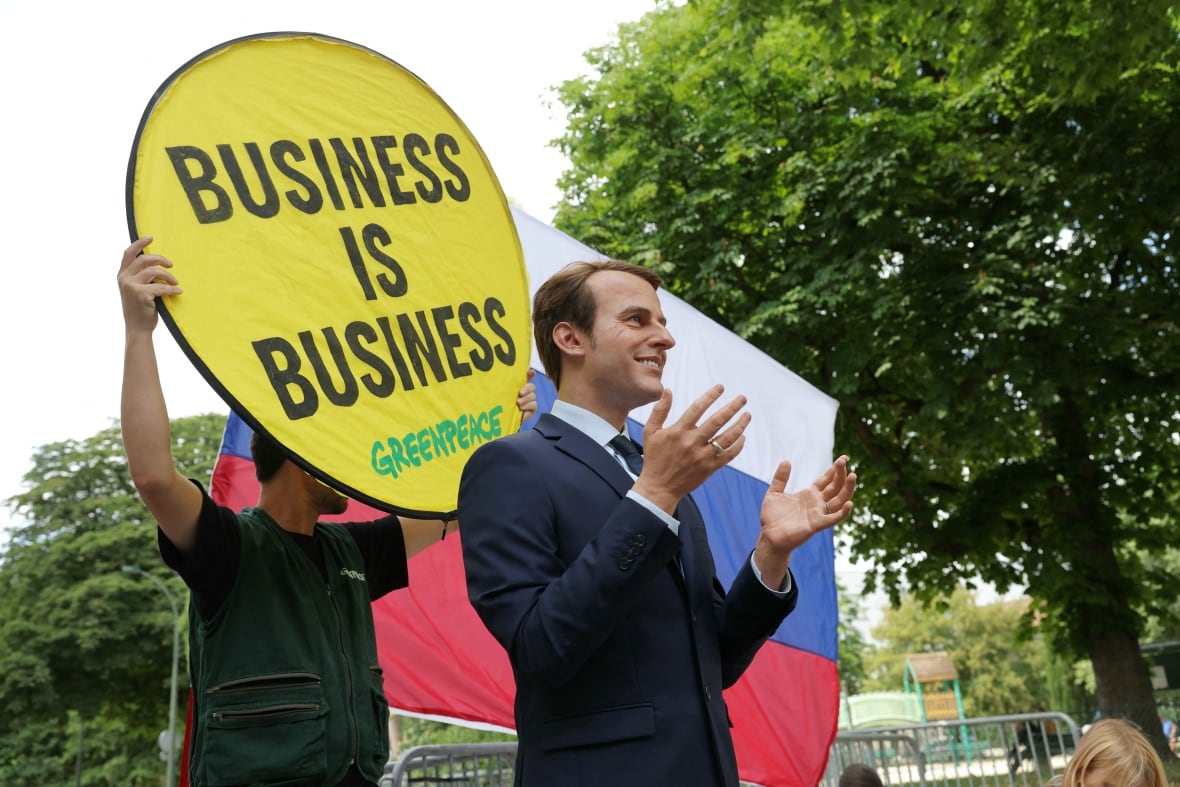 Mannequin, flag and sign displayed in the outer protest.