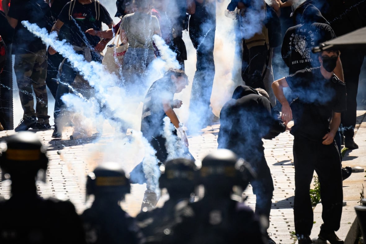 The protesters in the center of Addid Pures thrown by police fighting violence. 