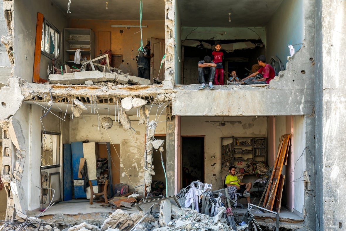 The injured room with roomed rooms where people are sitting or grinding.