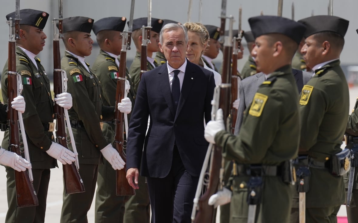 A couple explores each respect guard wearing uniform and wearing white gloves and holding straight weapons.