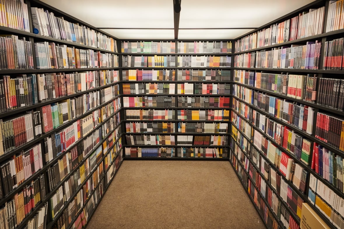 Es wird ein kleiner Raum mit DVDs an den Wänden gezeigt.