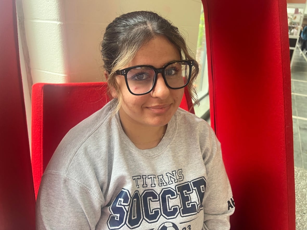 Peylin Ahmed, studentessa del primo anno, ha affermato che lo sciopero e la riduzione del personale al Fanshawe College stanno creando un clima generale di disordine.