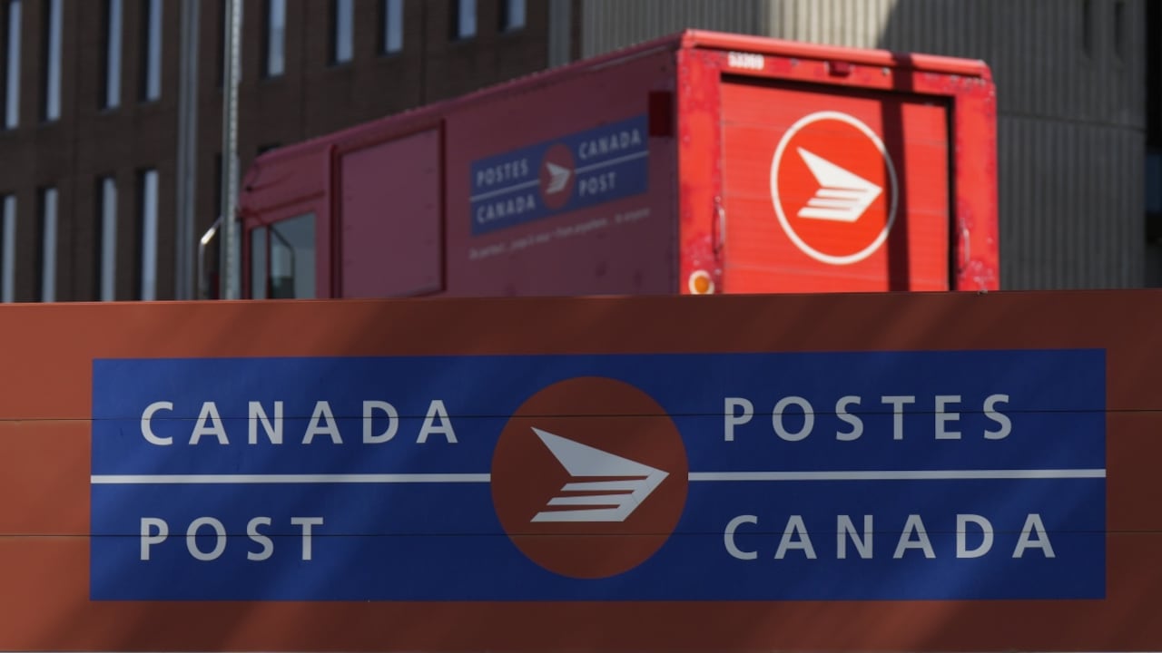 Canada Post Postpones Contract Offer Amid Federal Reform Announcement, Union Vows Fight