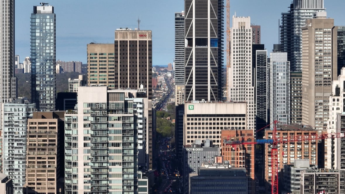 Fotografías aéreas (con dron) de viviendas y negocios a lo largo de Bloor St. Oeste en Bathurst. Horizonte de Toronto, barrio universitario y tráfico.