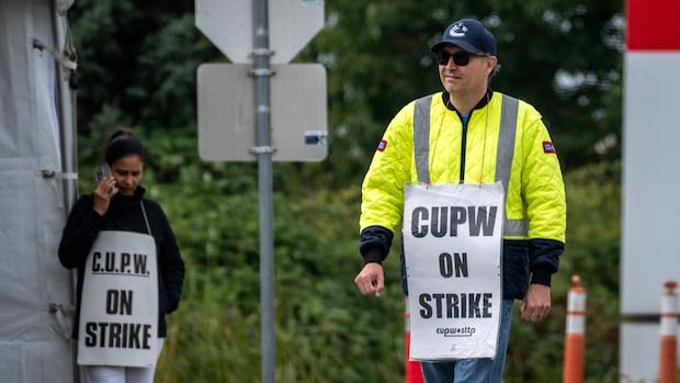 Jobs Minister Urges Canada Post to Expedite New Offer Amid Striking Postal Workers Dispute