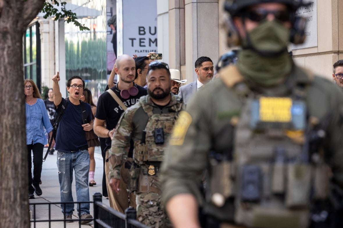 The man calls out the Federal Agents Patlong Chicago Street.