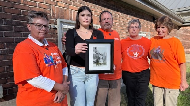 moses-davis-family-with-photo-of-russ-and-thelma-moses.jpeg