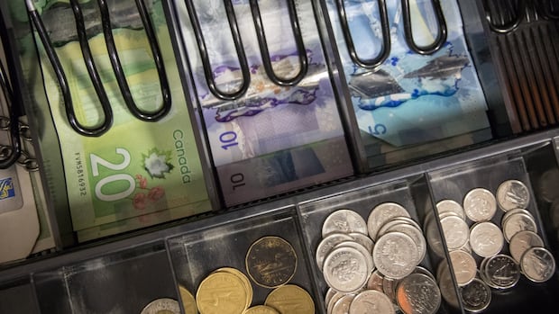 Ontario's minimum wage increases to $17.60 per hour starting today | CBC News