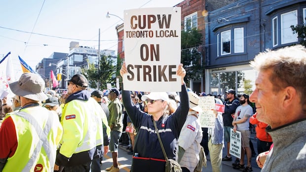 Striking Toronto postal workers protest proposed Canada Post changes | CBC News