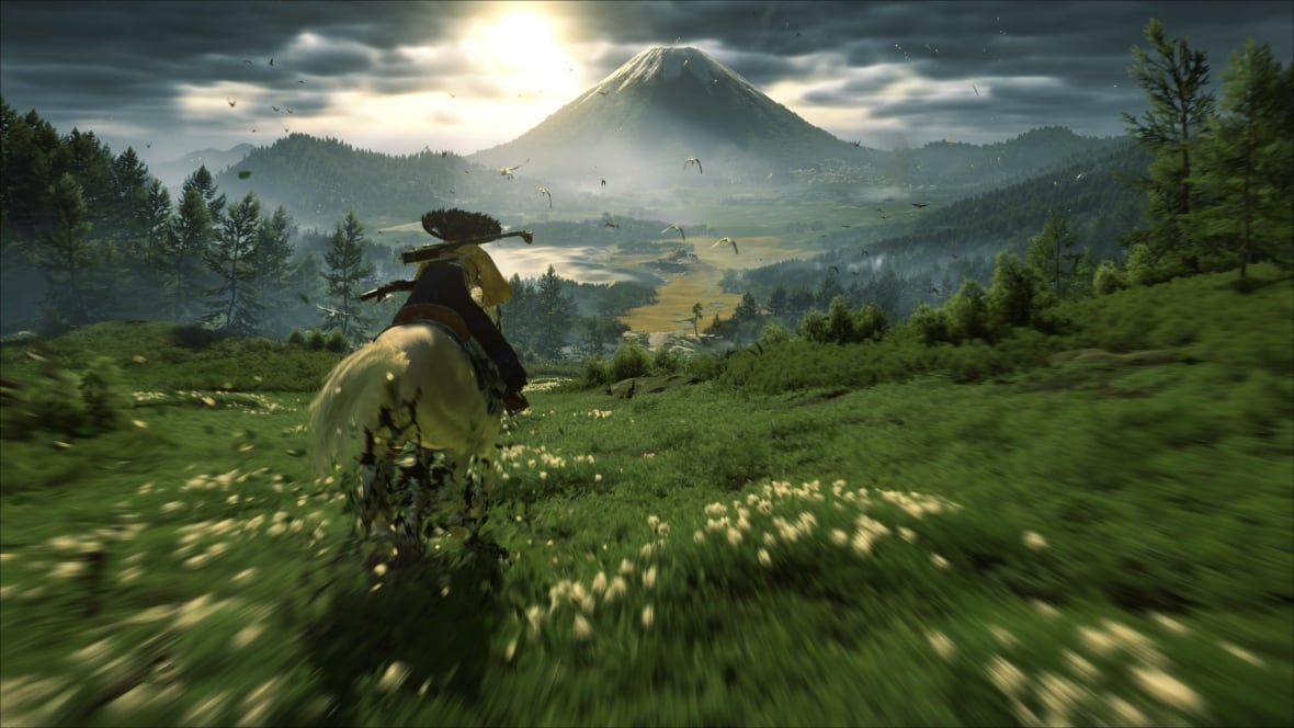 Screenshot di un videogioco che mostra una donna giapponese su un cavallo bianco che cavalca attraverso campi erbosi. Sullo sfondo si vede una montagna.