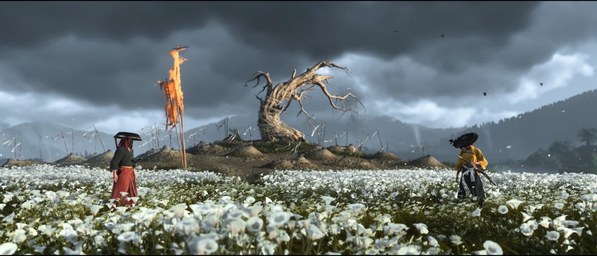 Screenshot di un videogioco che mostra due giapponesi che si incontrano su un campo di fiori per un duello.