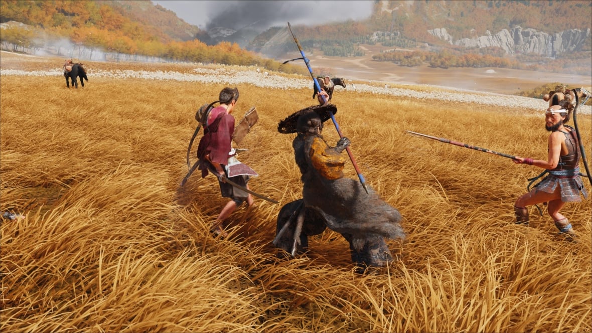 Screenshot di un videogioco che mostra una donna giapponese che combatte contro diversi soldati con una lunga lancia.