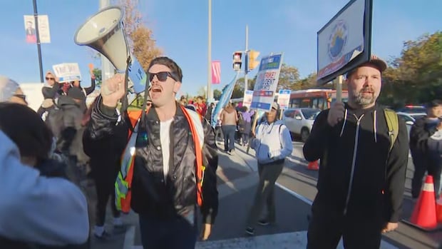 Striking college support workers rally in Toronto after negotiations hit a snag | CBC News