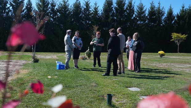 No one claimed his body when he died. These strangers came together to help bury him | CBC News