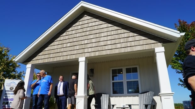 Working but unable to afford rent, St. Marys, Ont., woman moves into town's first tiny home