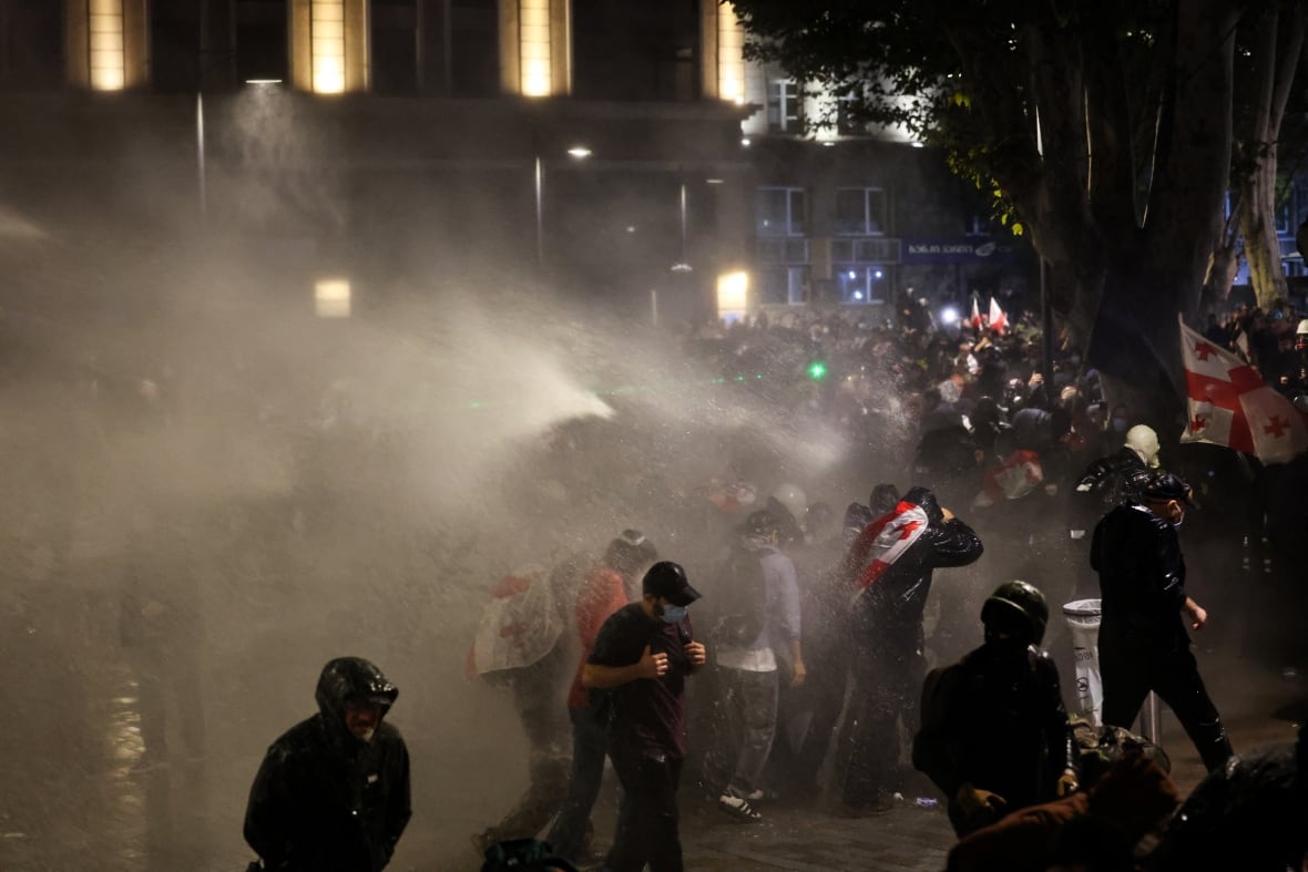 The demonstrators disperse after their dismissal by water cannons.