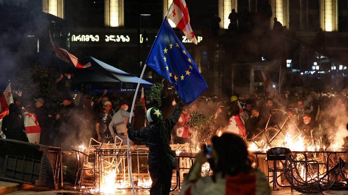 Anti-government protesters in Georgia attempt to storm presidential palace