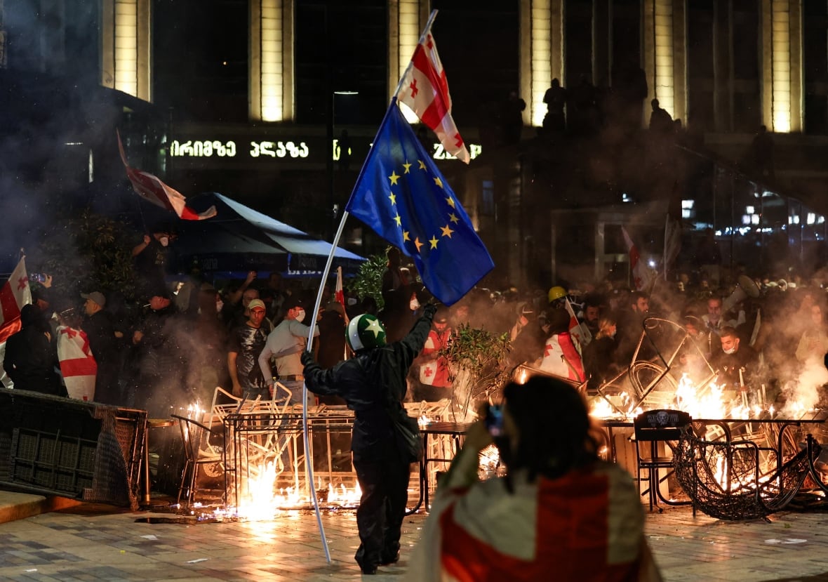 The demonstrators burn barricades and wave flags.