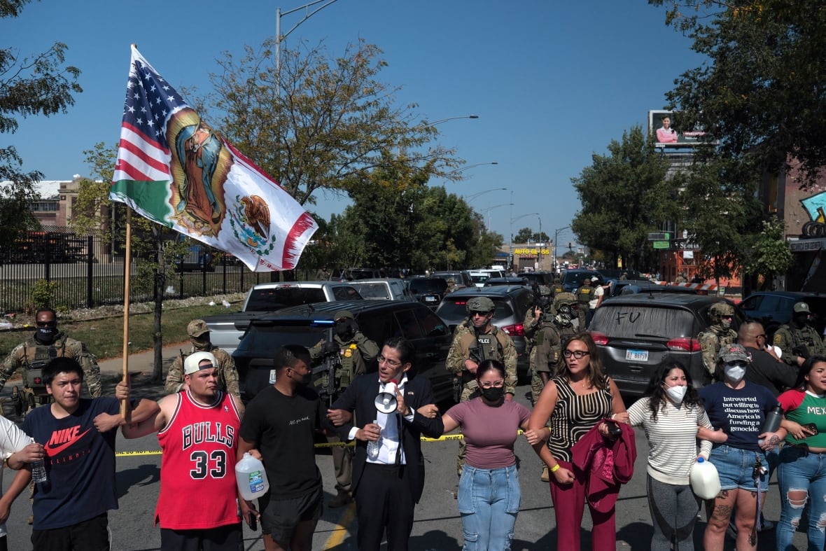 The demonstrators close weapons in a line faced with the armed police on the street.