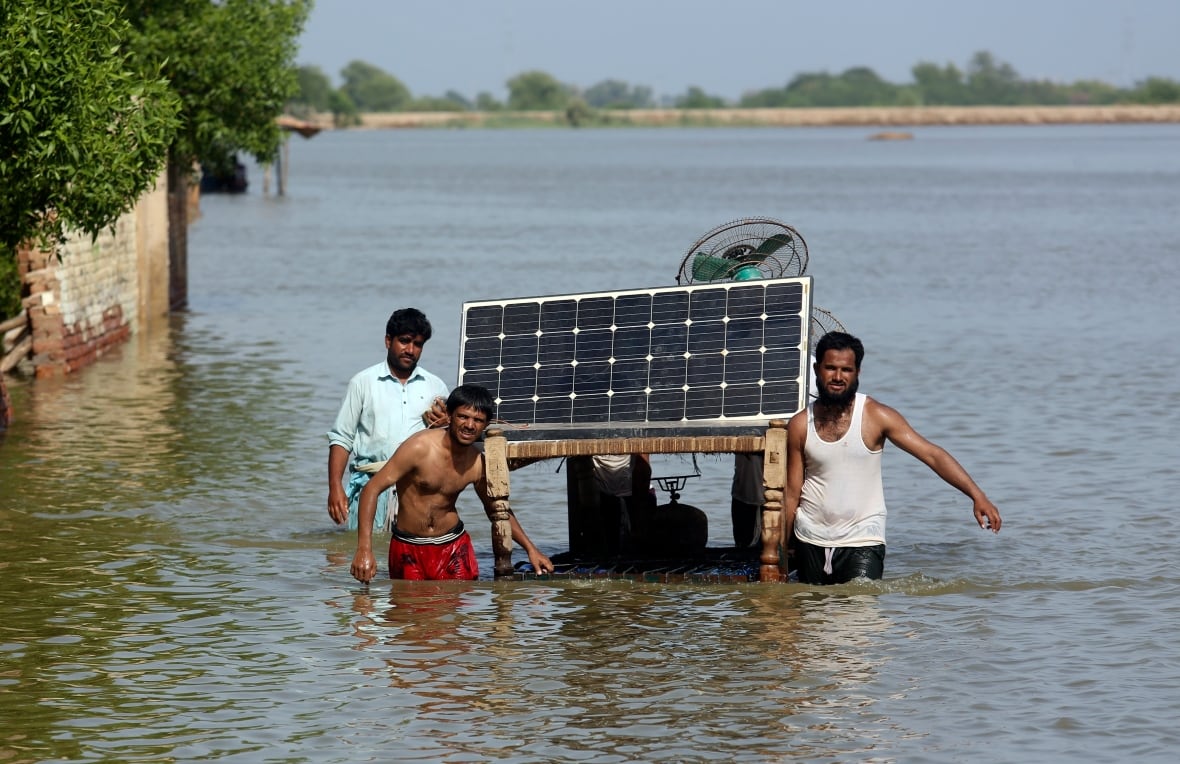 DOSS - Men use a camp bed to recover their personal effects, including a solar panel, in their flooded house, in Jaffarabad, in Pakistan, on September 5, 2022. Some have made their solar panel a priority while fleeing their house in the face of increasing floods, wading with their panel in stagnant water. (Photo ap/fareed khan, file)
