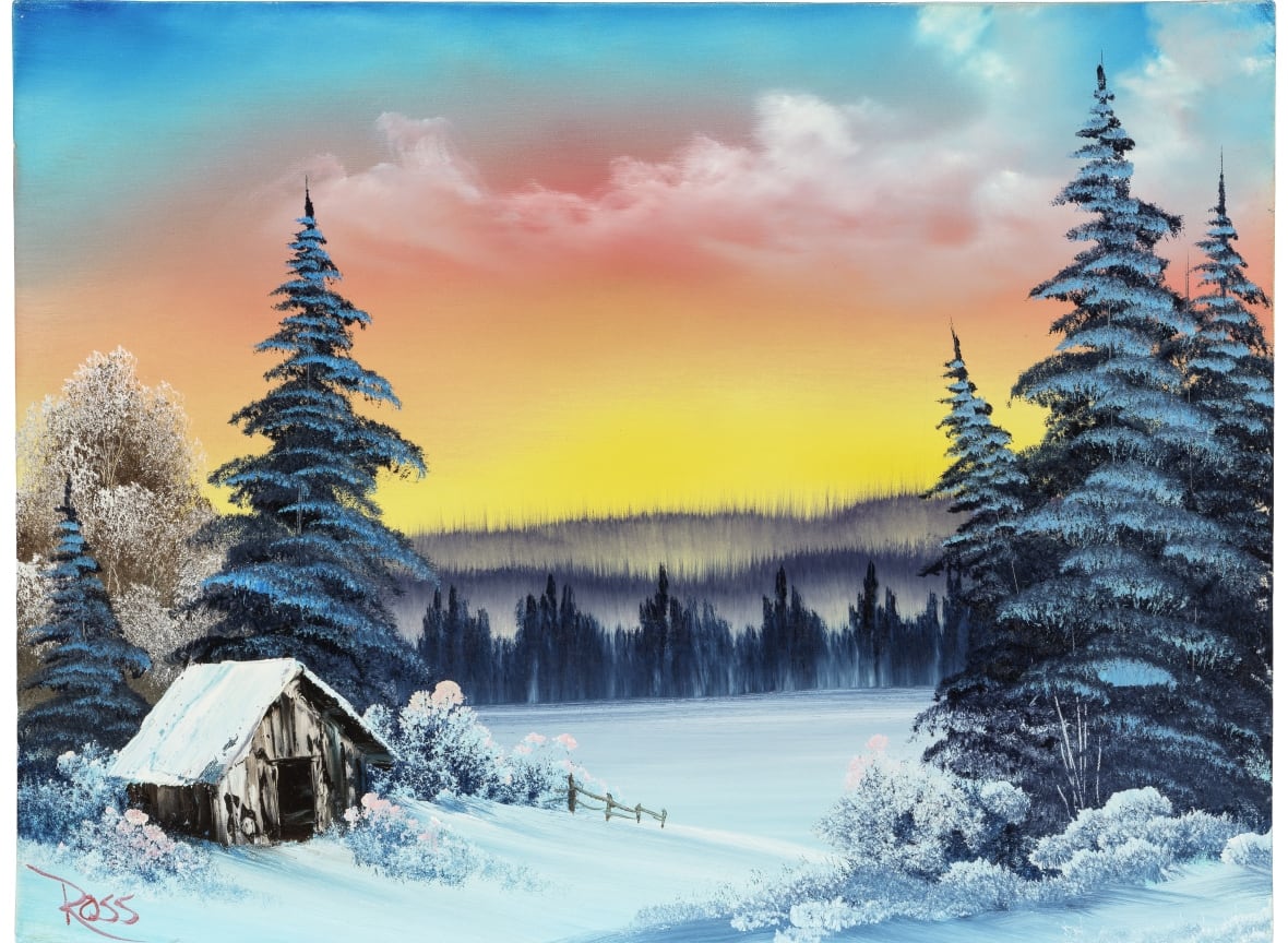 El sol brillante de color naranja y amarillo se pone sobre una escena invernal en esta pintura de paisaje. Una pequeña casa o estructura de madera es visible en el lado izquierdo, y algunos árboles de hoja perenne se extienden hacia arriba.