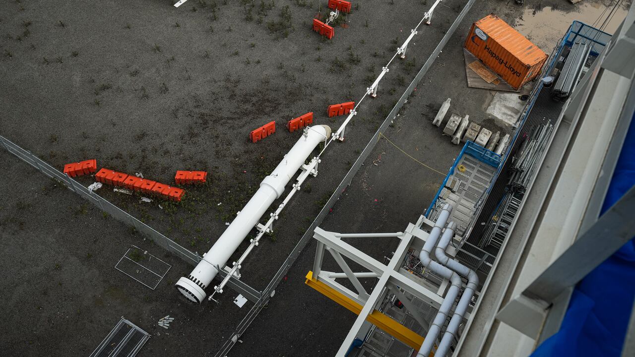 A pipeline tract  is shown from a bird's oculus  view.