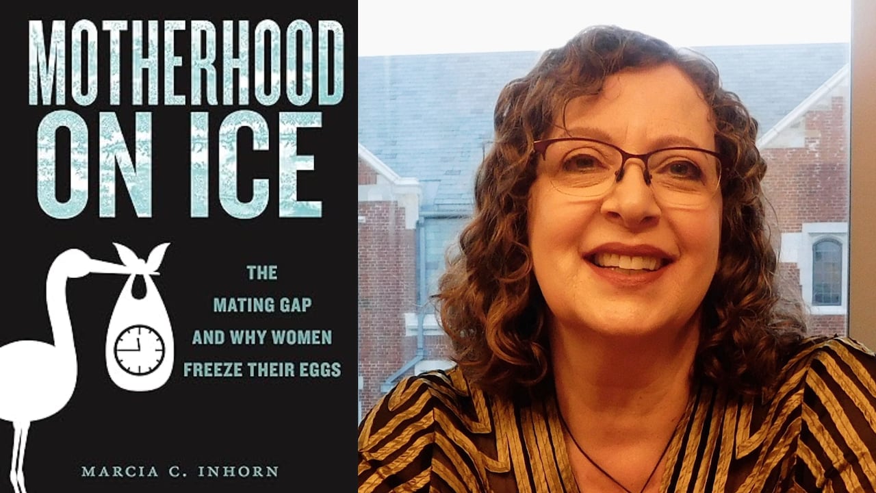 Una mujer con una blusa de estampado de leopardo y gafas está junto a la portada de un libro que dice