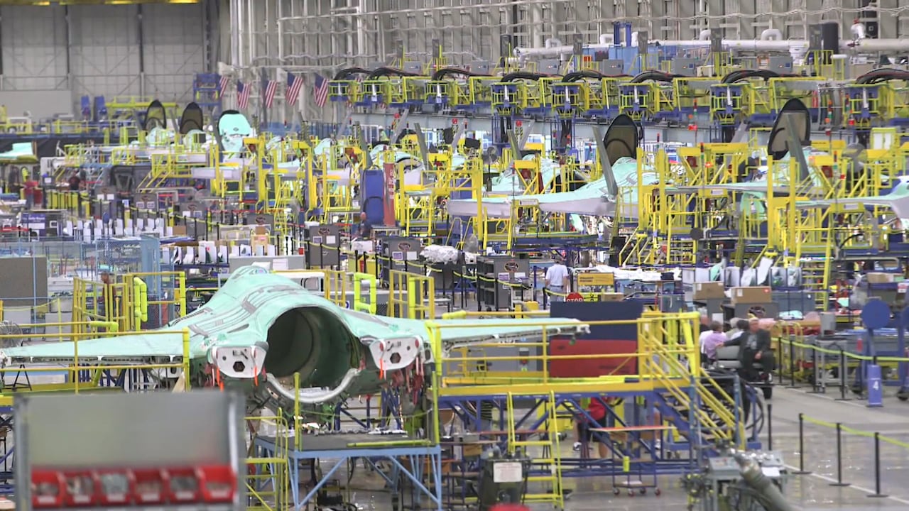 Una fábrica donde se fabrican aviones.