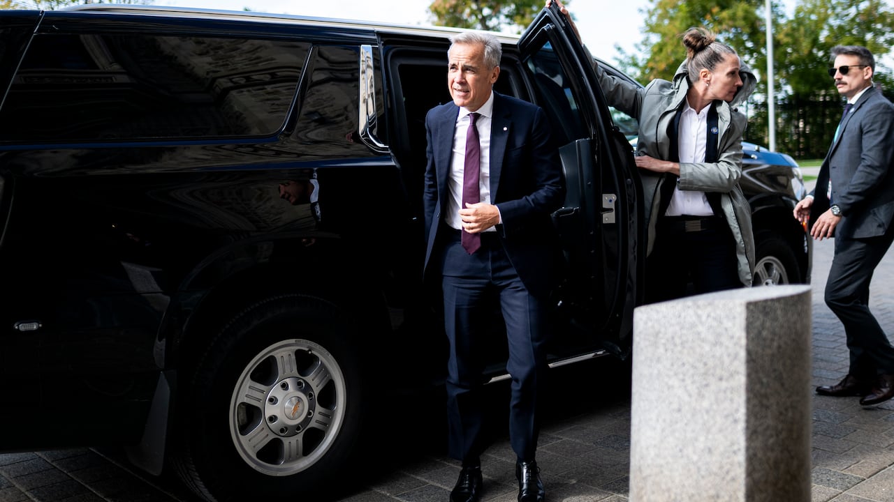 El primer ministro Mark Carney llegó a la colina parlamentaria de Ottawa el miércoles 8 de octubre de 2025.