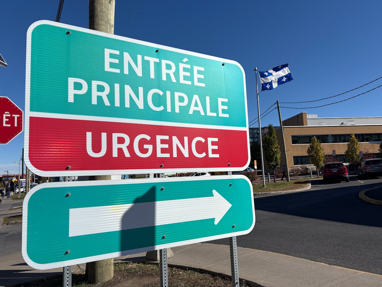 A sign outside a hospital parking lot indicating the entrance to the emergency room.