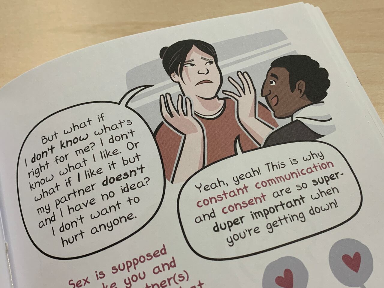 eshagi qonga botgan holda panjara ustida otiribdi