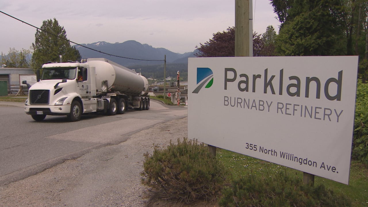 一辆油罐车驶出炼油厂，经过“帕克兰伯纳比炼油厂”的标志牌。
