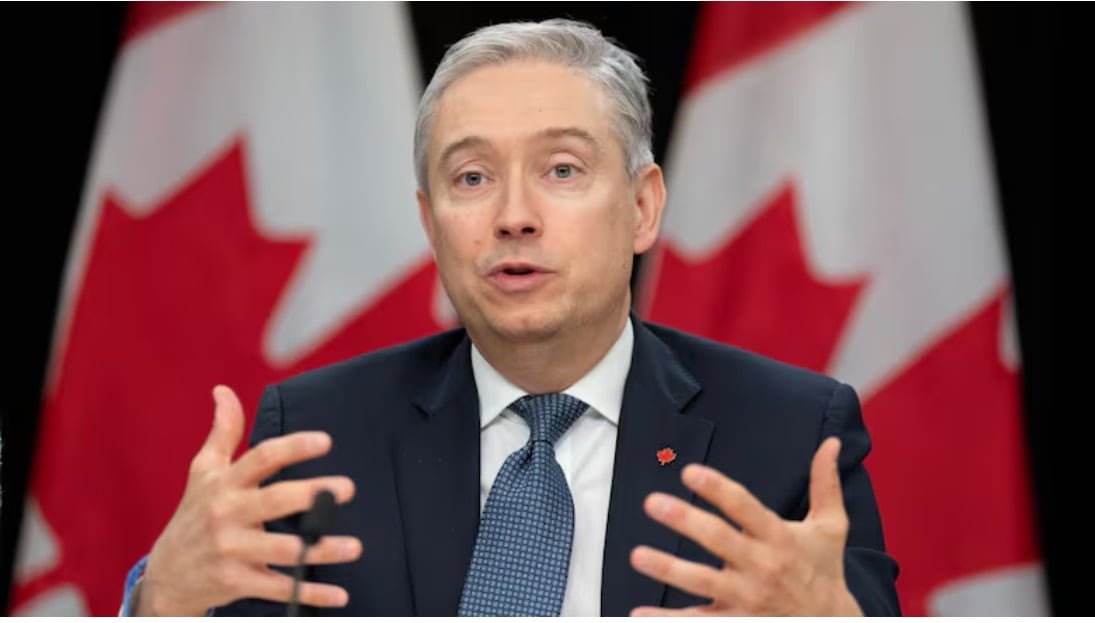 El Ministro de Finanzas, Francois-Philippe Champagne, frente a la bandera canadiense.