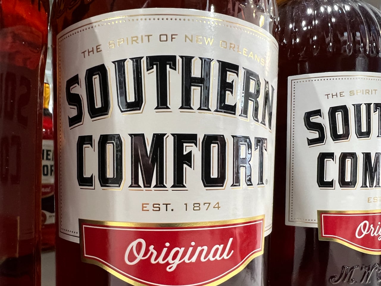 Бутылка алкогольного напитка Southern Comfort на полке NSLC.