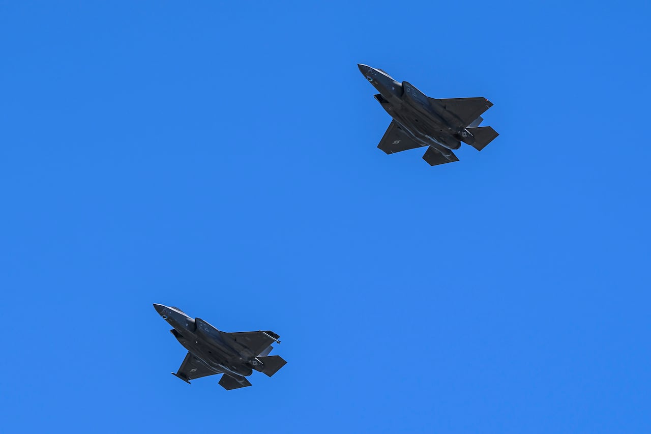 Dos aviones de combate F-35 Lightning participan en un desfile aéreo para celebrar el centenario de la RCAF el Día de Canadá el lunes 1 de julio de 2024.
