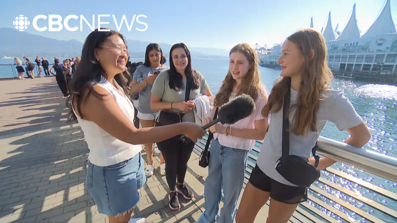 Thousands line up in Vancouver for Aritzia warehouse sale Thousands line up in Vancouver for Aritzia warehouse sale