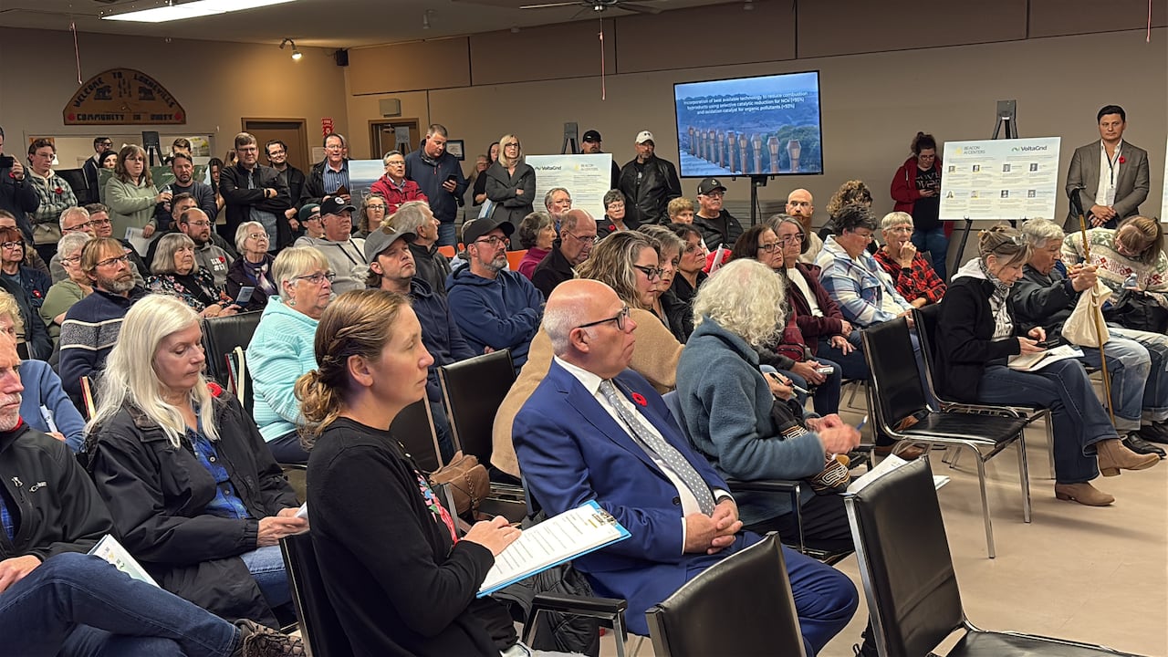 Crowd of astir    100 sitting, immoderate   standing, facing 1  direction. 