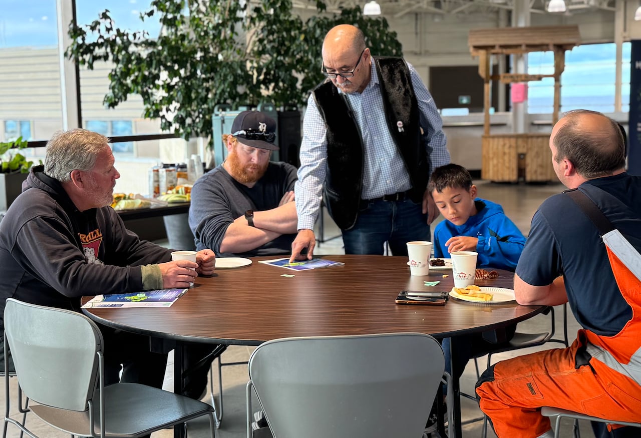 Durante una reunión comunitaria, el presidente de la Asociación Kikalic Inuit y miembro de la Junta de Nookic, Kono Tatuini, explicó el proyecto a los lugareños. 
