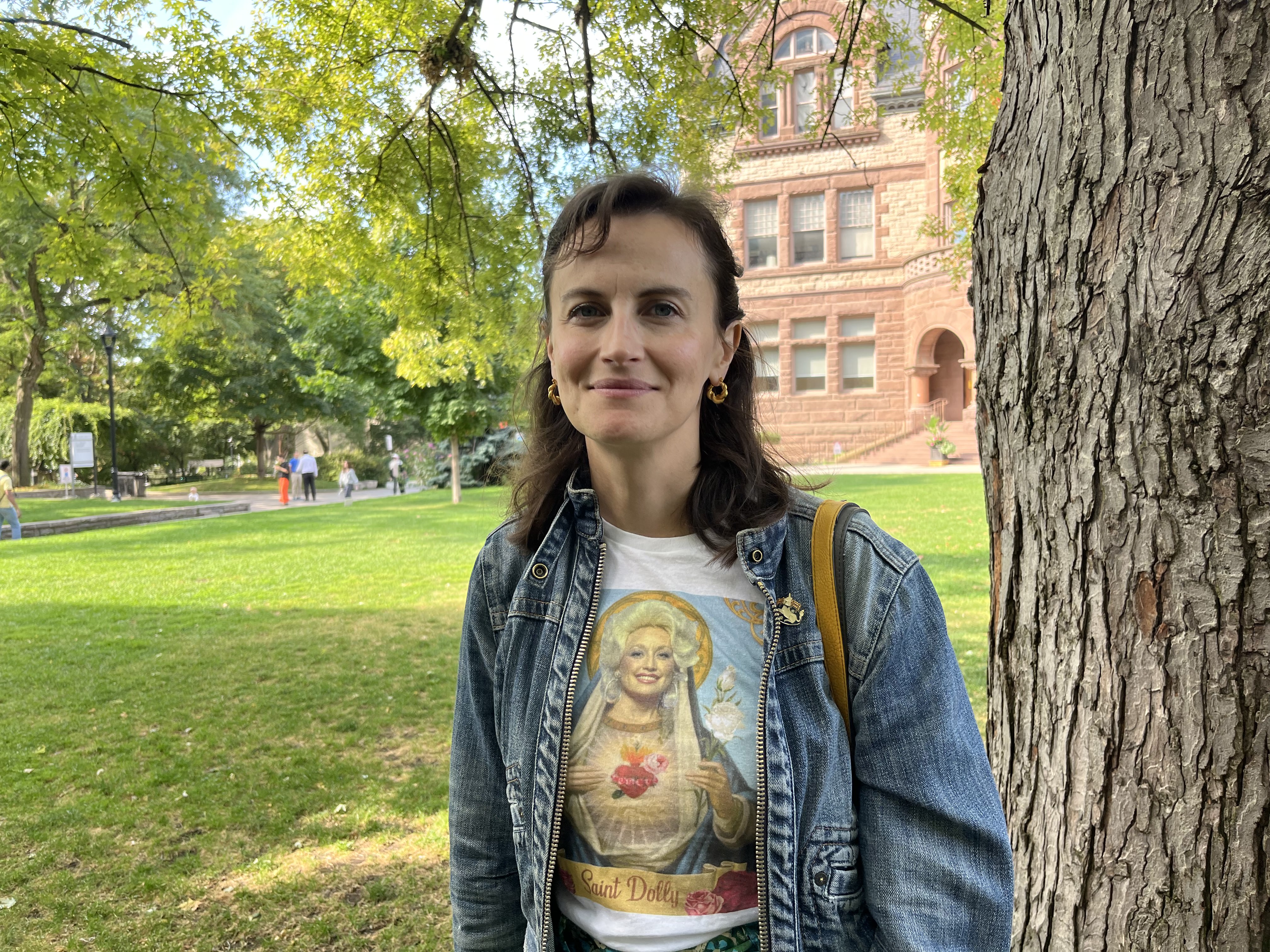 This woman had to campaign to find a liver donor. Transplant docs say there should be a better way; A woman poses for a photo next to a tree\.