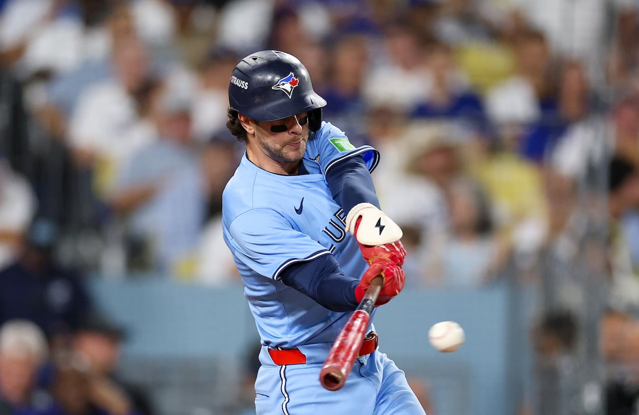 একজন বেসবল খেলোয়াড় বলের কাছে যাওয়ার সাথে সাথে তার ব্যাট সুইং করে