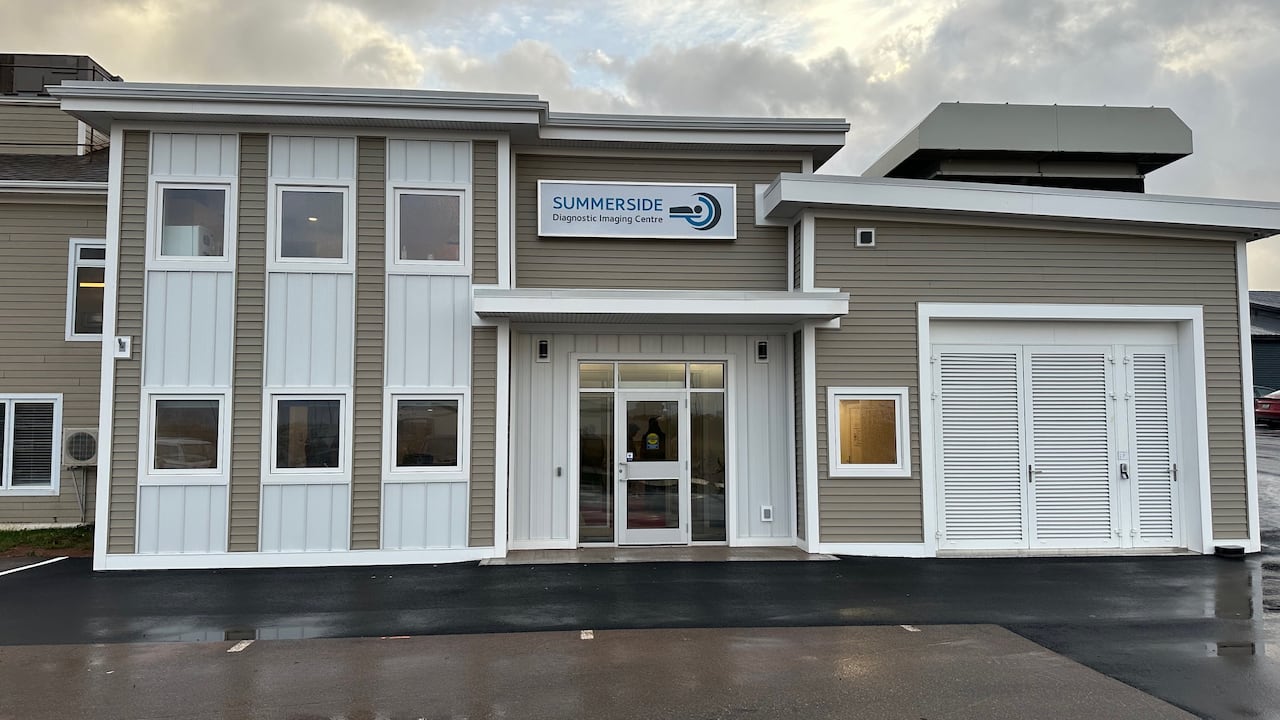 A tan and achromatic building