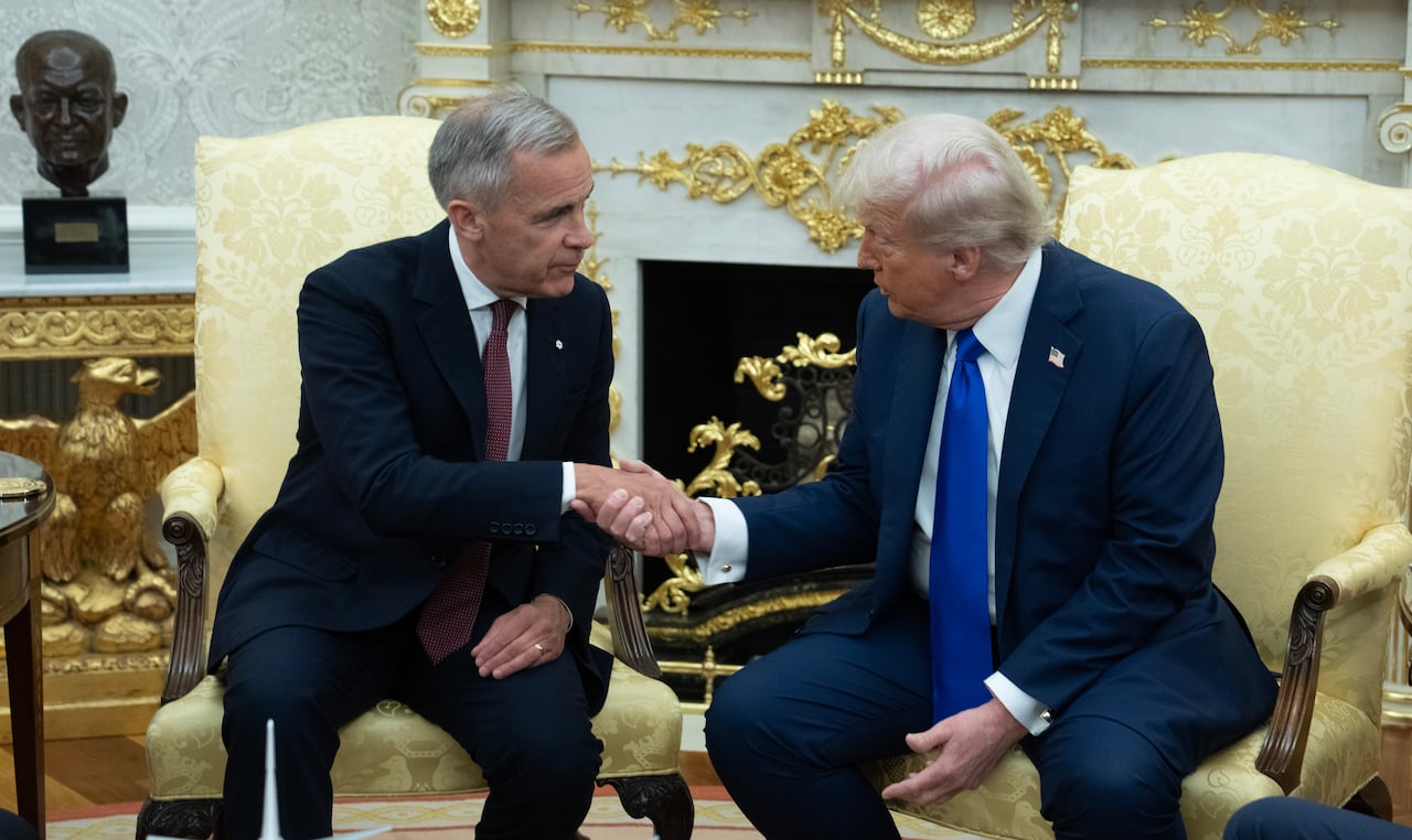 Carney y Trump se dan la mano.