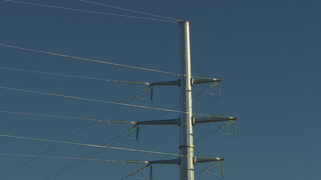 Las líneas de transmisión de Manitoba Hydro se recortan en el cielo
