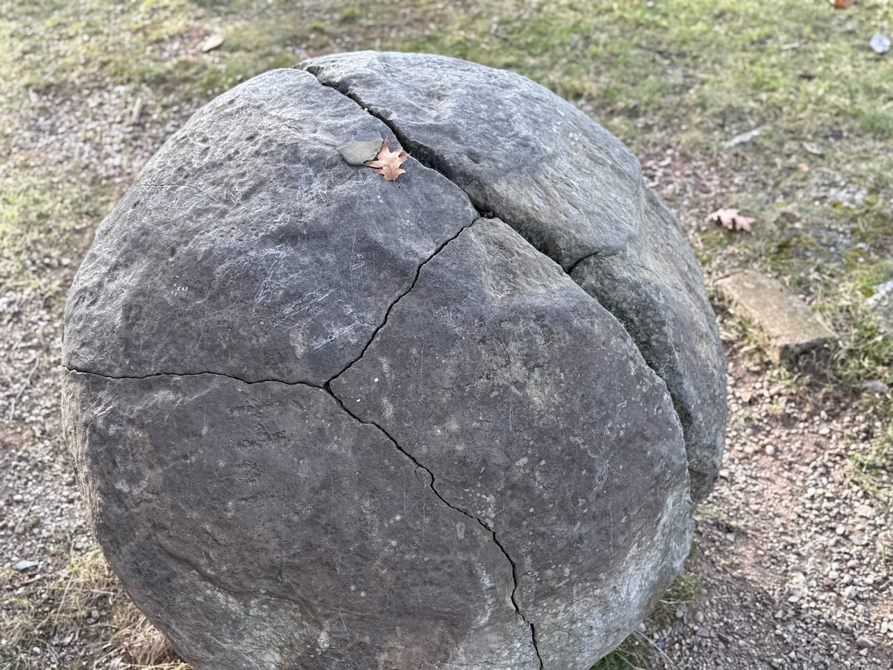 Chaleira de pedra grande, aproximadamente do tamanho de cinco bolas de praia.