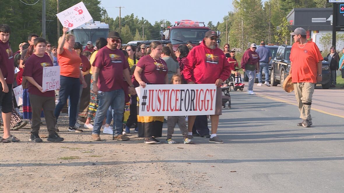 Elsipogtog community walks in honour of man killed by police | CBC.ca